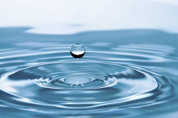 Photo depiciting a drop of water